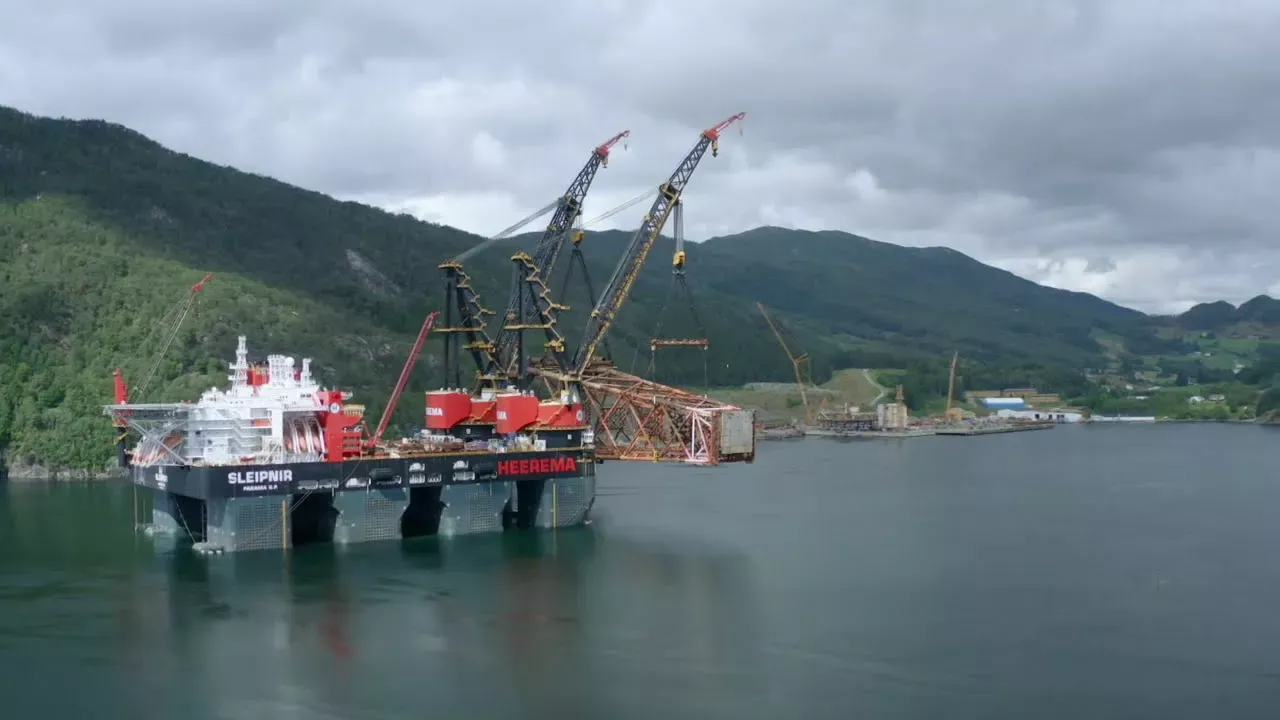 World Largest Heavy Lift Floating Crane #floatingcrane #heavylifting #submersible_machine