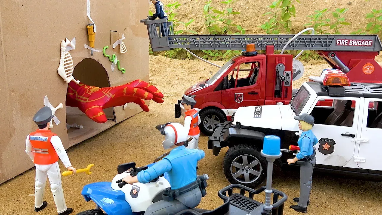 бибо играет в машинки игрушки и спасает Полицейскую и Пожарную машины и Скорую помощь из пещеры