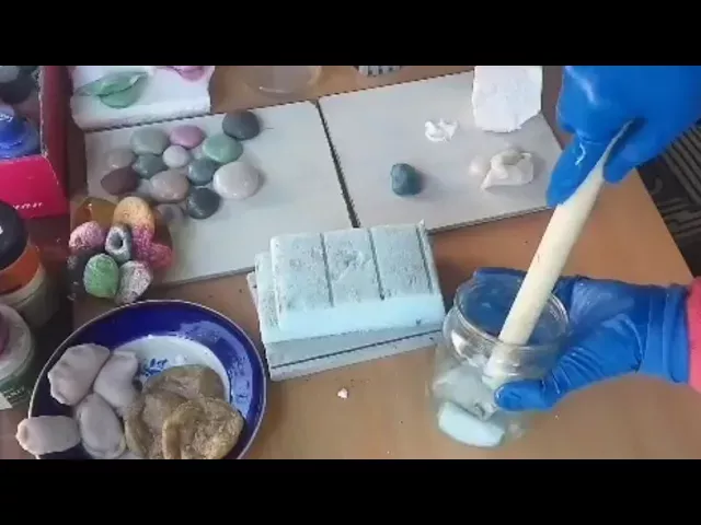 Плавить отходы пенопласта  для изготовления декоративных камешек