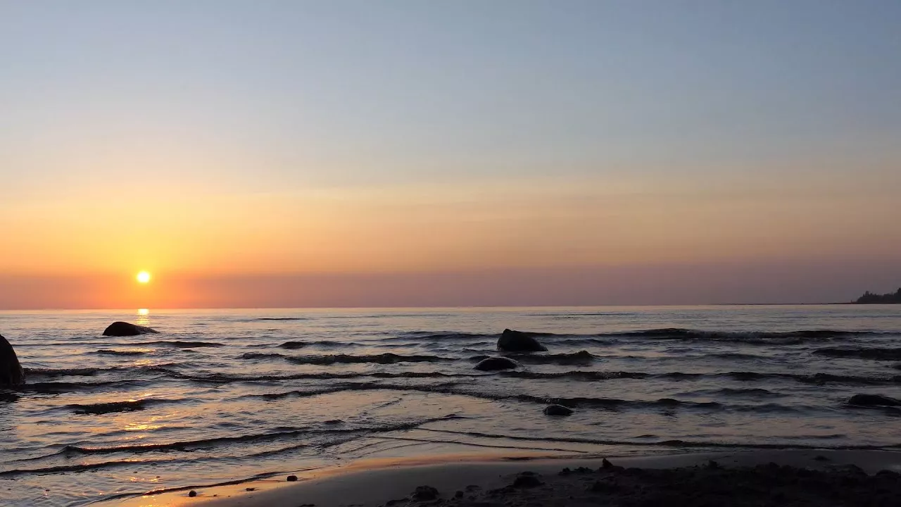 Закат на заливе 4К видео Песчаный пляж Шум волн Видео для сна