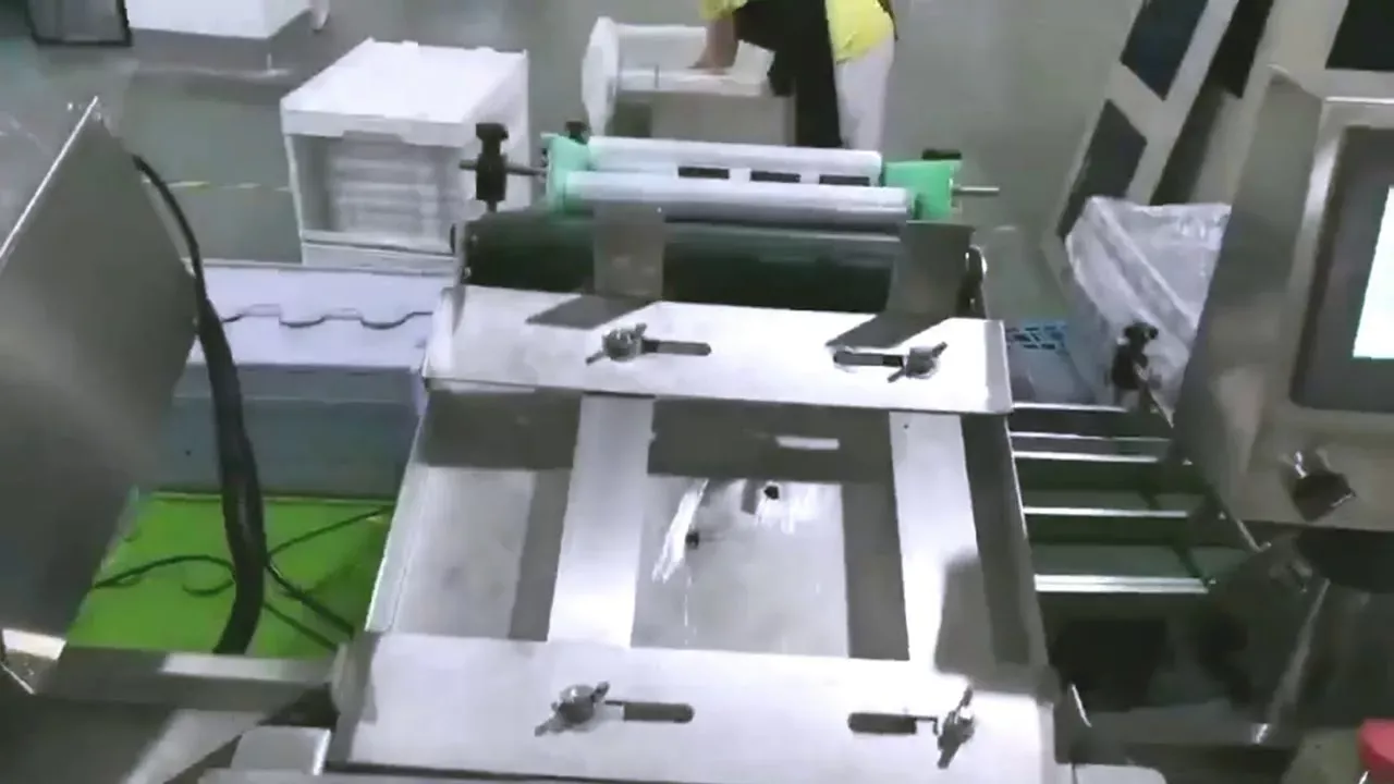 fully automatic cling film wrapping machine with labels feeding function آلة تغليف فيلم تتشبث