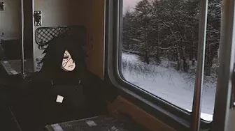 мадара сидит в поезде под белую ночь
