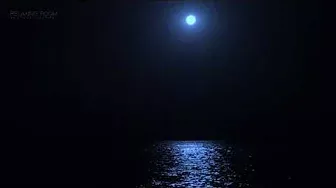 Романтическая лунная дорожка над морем Приятный плеск волн для расслабления