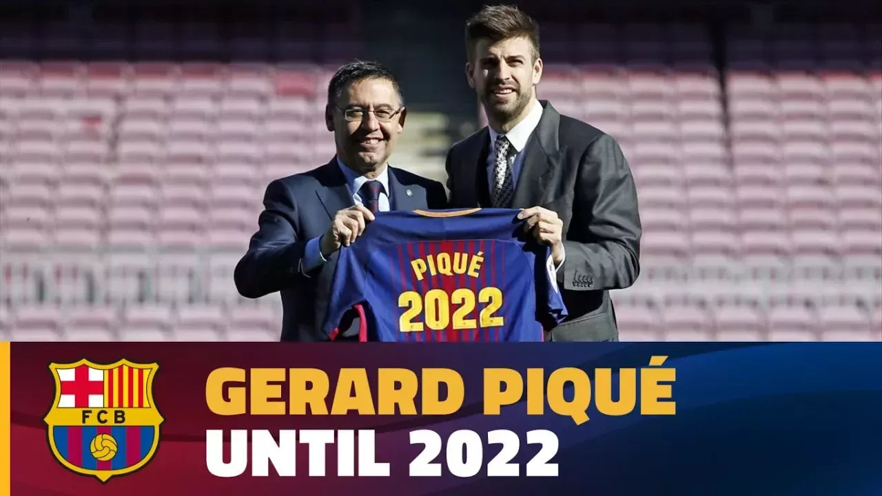 Gerard Piqué puts pen to paper on his contract extension until 2022 with FC Barcelona