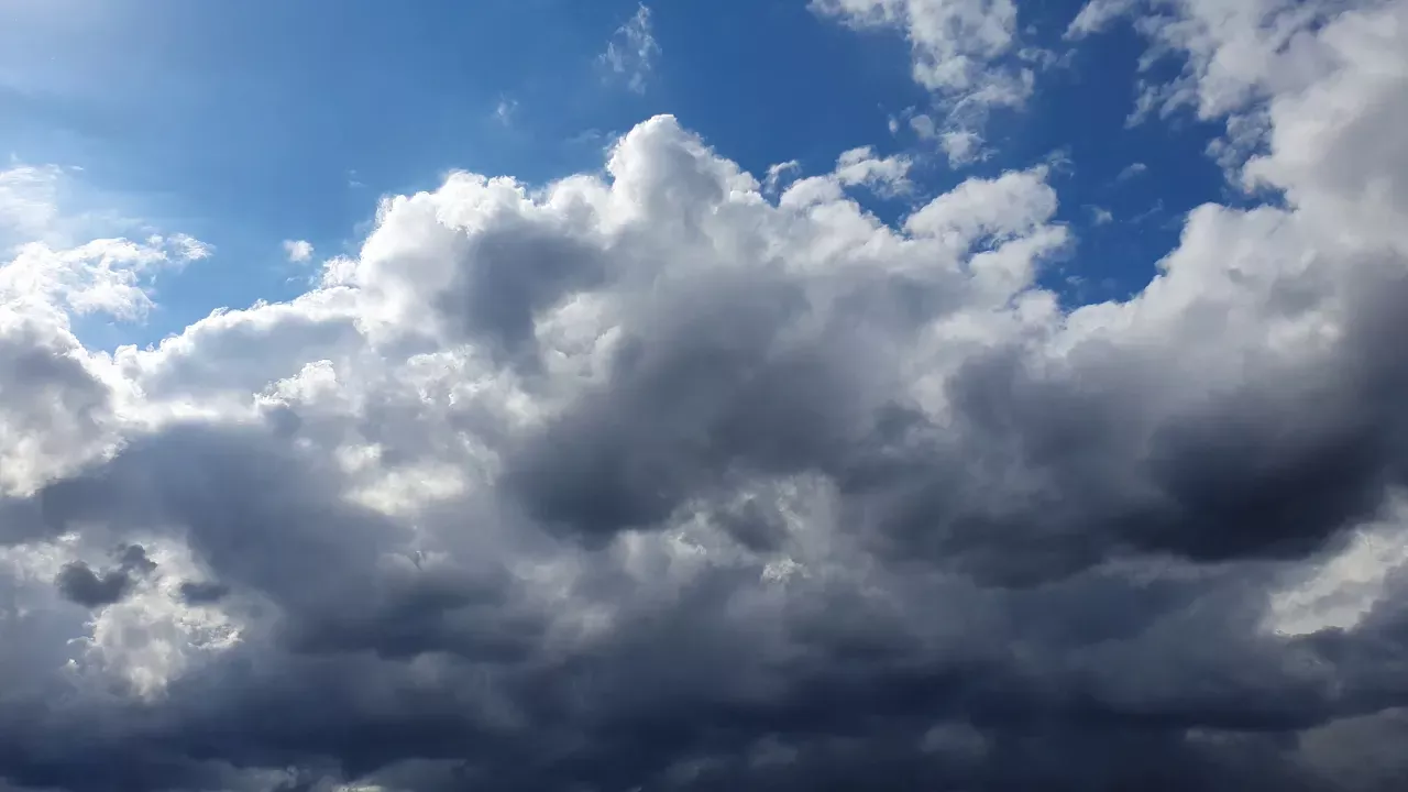 Видео заставка - Облака быстро плывут по небу. Облака быстро плывут по небу. Video screensaver. 4К
