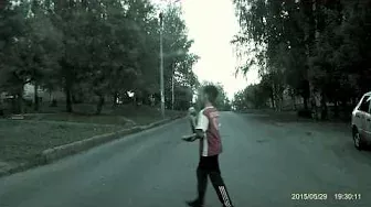 Пешеходы на дороге // Веселый пешеход // Funny pedestrian // Киров // pedestrian hit by cars