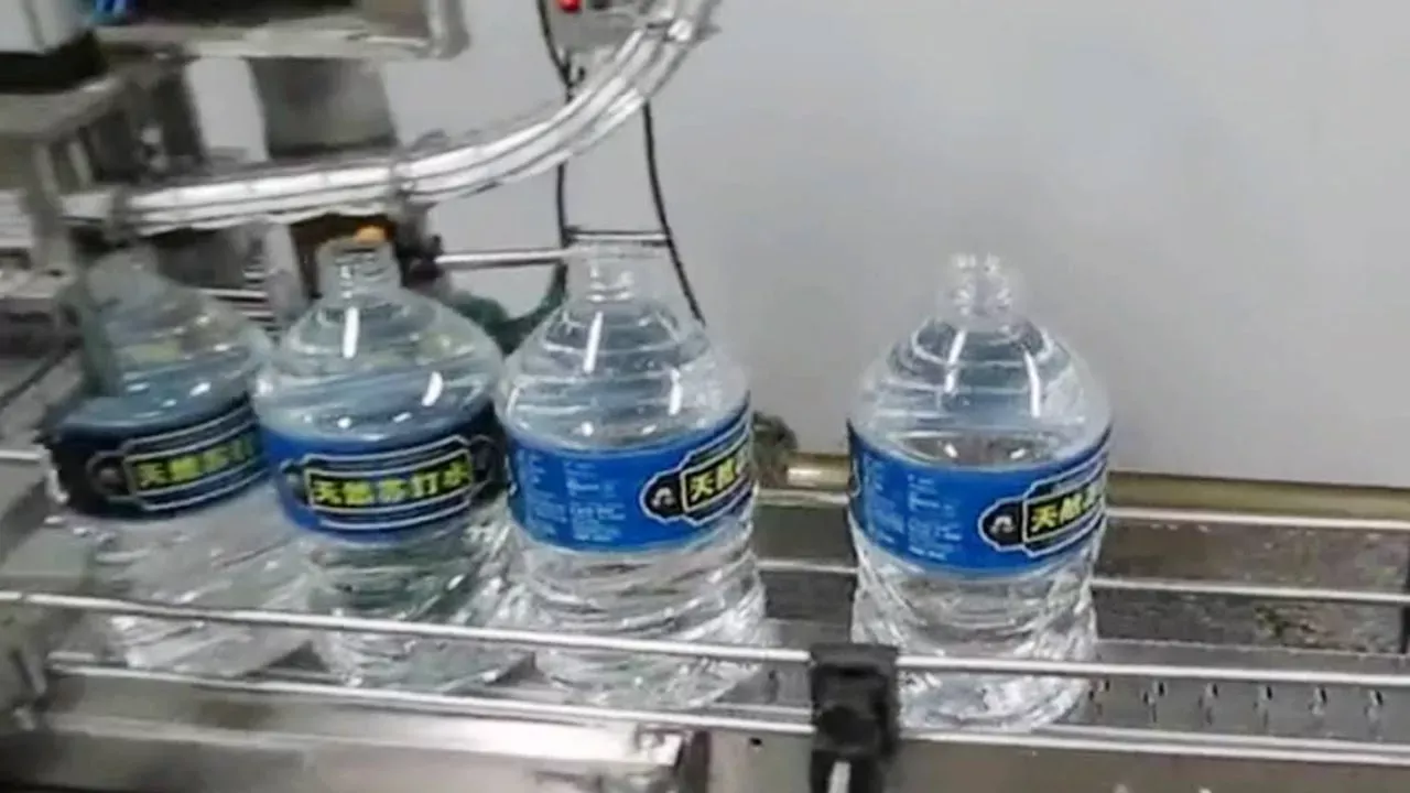 mineral water bottles caps feeding capping machine automatic capper  زجاجات المياه المعدنية كابر
