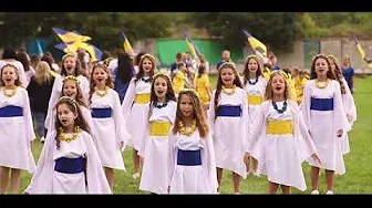 "Україна єдина" виконують учні вокально-хореографічного відділу Рогатинської ДШМ ім.Б.Кудрика