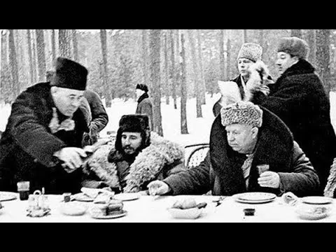 Однажды Хрущев с друзьями поехал в зимний лес. Веселились, как дети. Заодно и поохотились. 1964