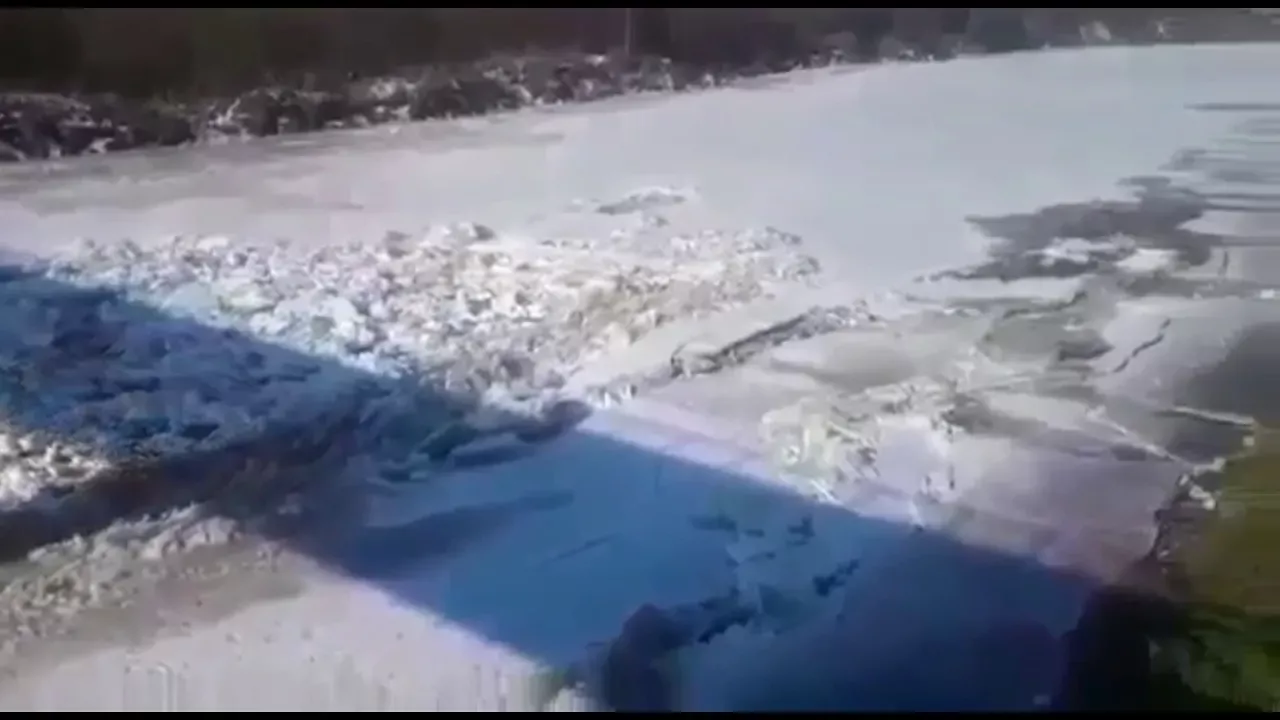 Ледоход в Якутии: видео как ломается лед на реке