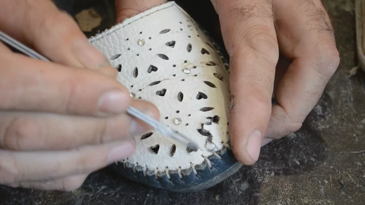 Ремонт разрыва кожи на обуви,установка внутренней заплатки