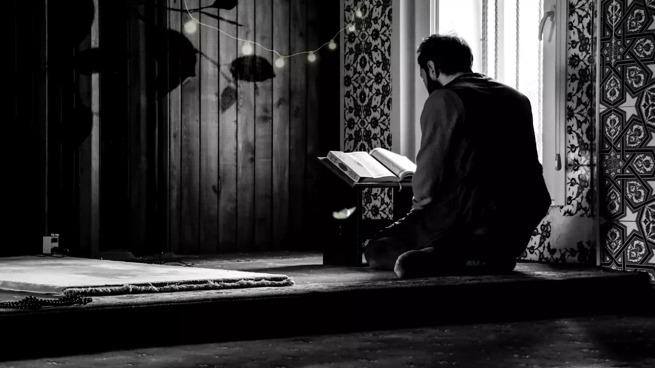 خلفية اسلامية للمونتاج - رجل يقرأ القرآن تصميمي