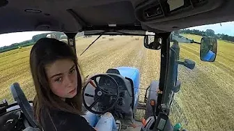 Девушки на тракторах