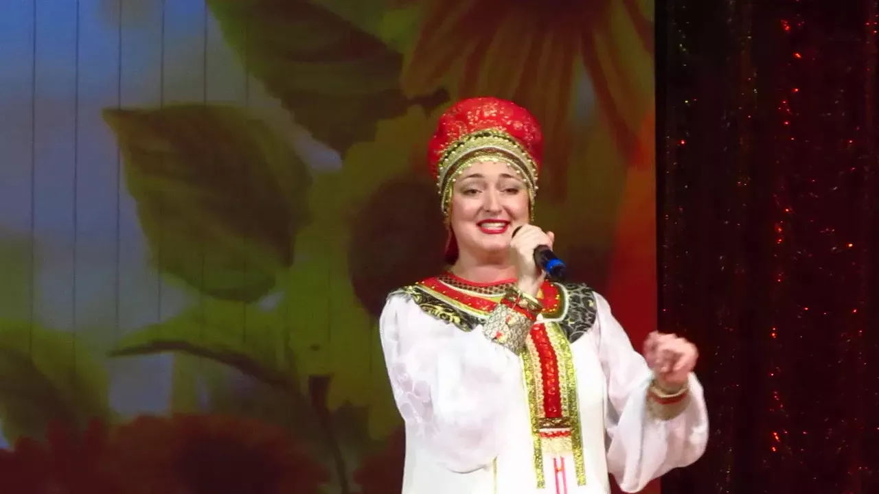 "Околица" исполняют Надежда Яхина и Людмила Весельская
