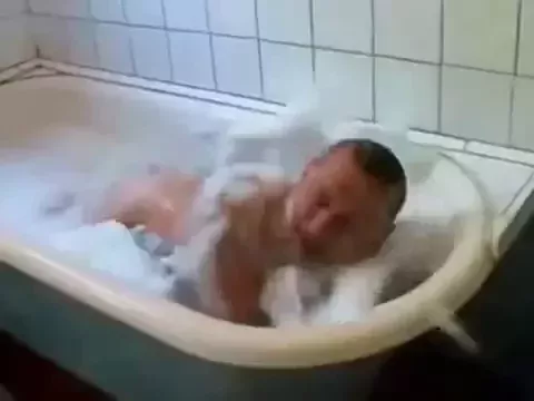 Пьяный русский мужик в ванне