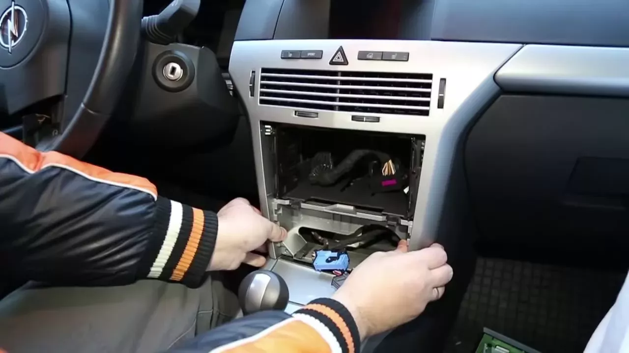 Opel Astra H- разбираем панель приборов. How to disassemble the dashboard Opel Astra H