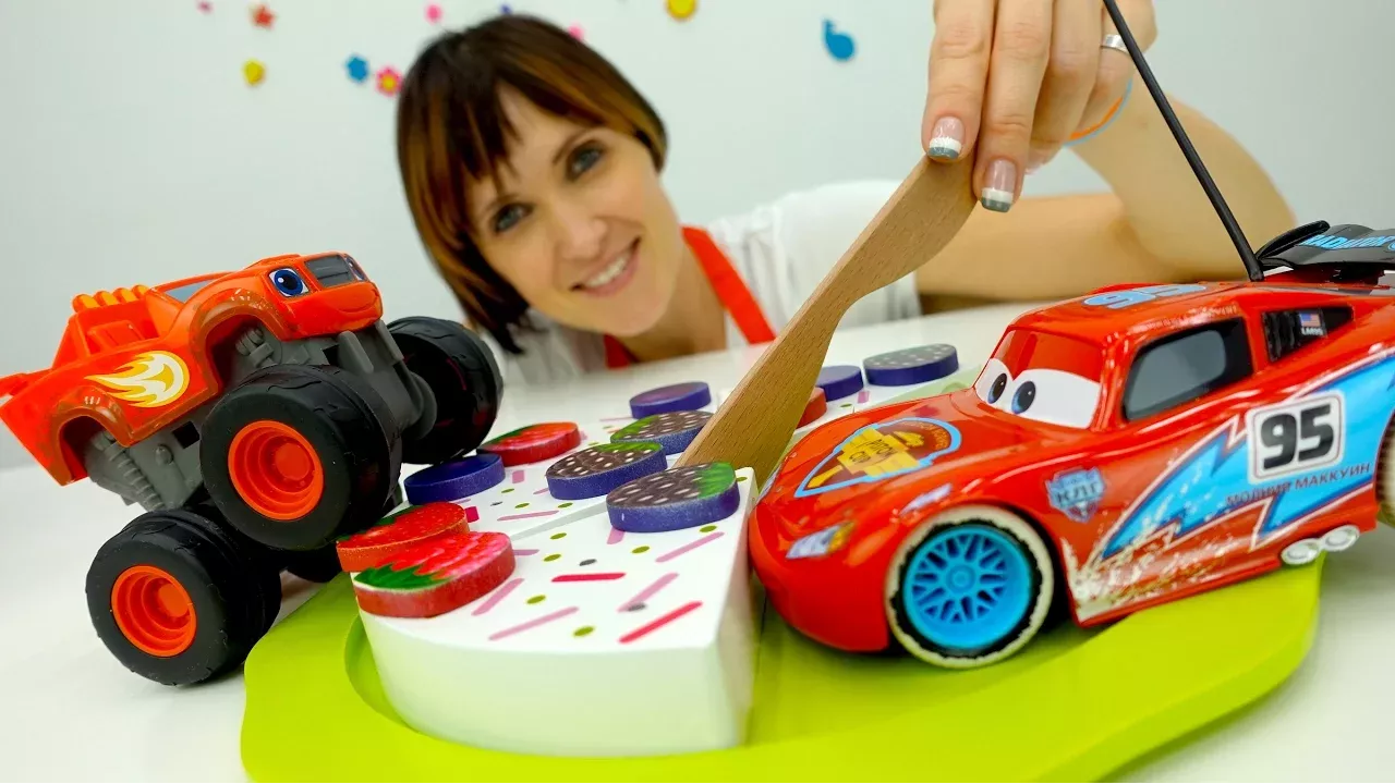 Вспыш и Рык, Маквин и игрушки Киндеры в видео для детей