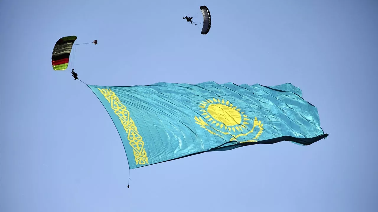 Самый большой флаг Казахстана раскрыли в небе над Алматы - установлен новый рекорд