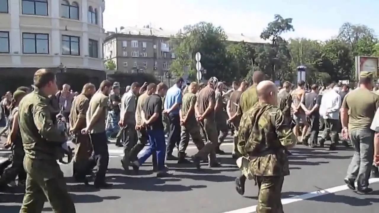 Пленные Украинские солдаты на параде в Донецке.
