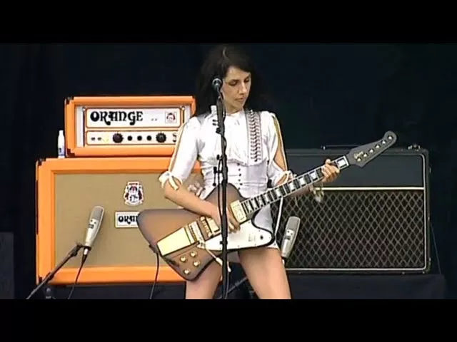 PJ Harvey - Dress - HD Live (V Festival 2003)